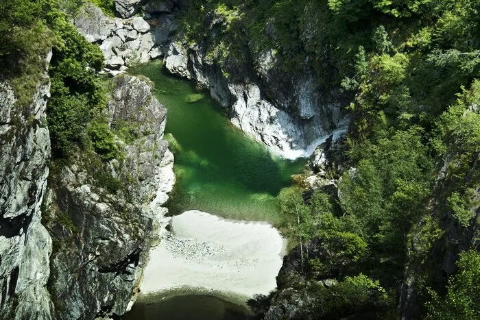 A green river deep in a rocky gorge: valley stops are short walks from the vehicle, with time built in for the drive.