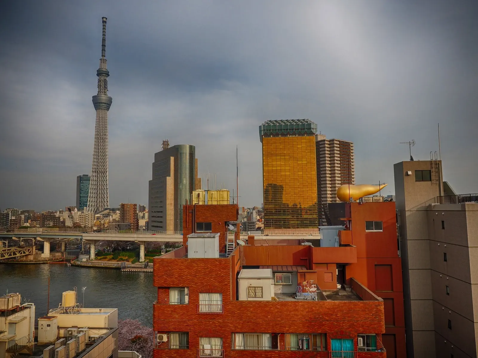 The Sumida River and Tokyo Skytree from the Asakusa side of the river.